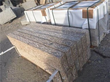 Ħajt tal-ġebel b'Palisade