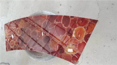 Ġebel semi-prezzjuż aħmar skur