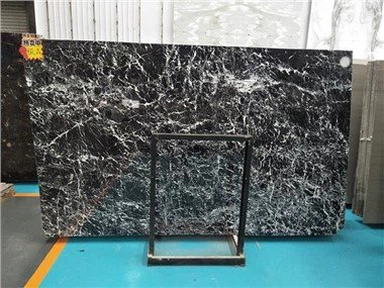 Kamra tal-banju Bil-Art Irħam Iswed