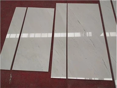 Treads tat-turġien tal-irħam abjad