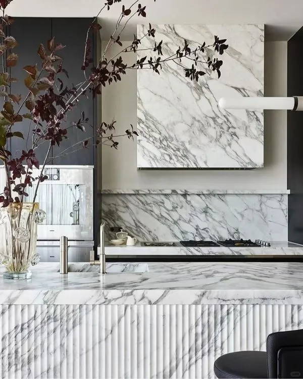 Countertops tal-irħam Arabescato