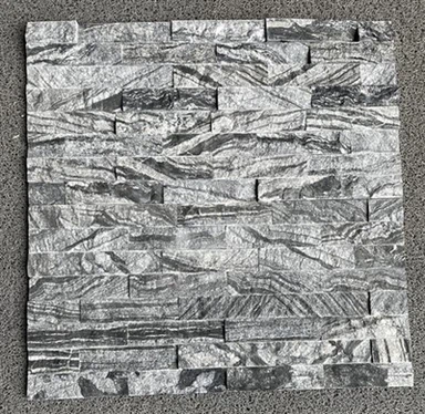 Ġebla tal-ħajt tal-irħam tal-injam iswed f'munzelli