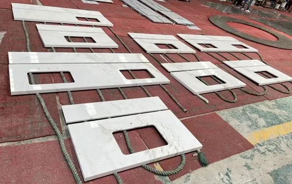 Countertops tal-kamra tal-banju tal-irħam abjad