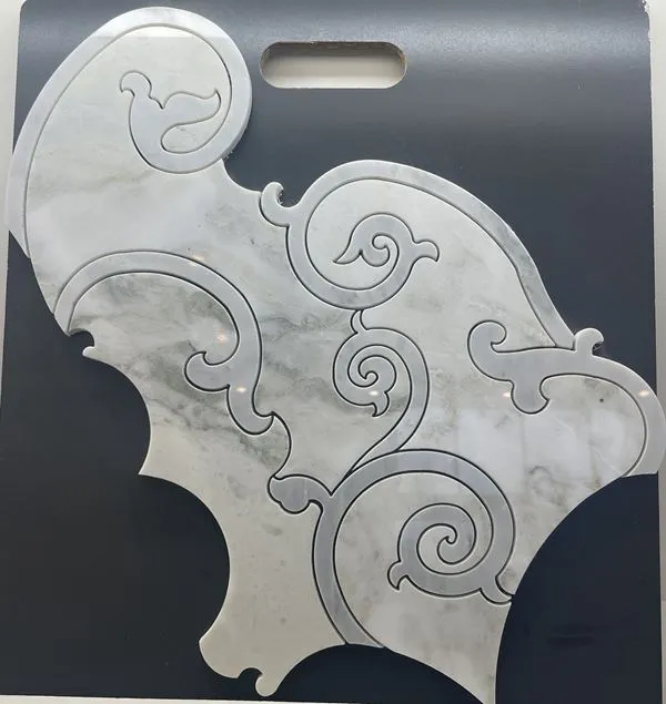 Mużajk tal-fjuri tal-irħam abjad